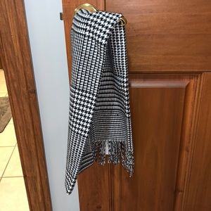 Kohls black and white scarf